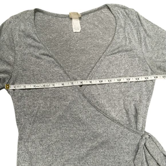 Caution to the Wind Top Short Sleeve Wrap Shirt Grey‎ Women's M Casual Neutral - Picture 5 of 8